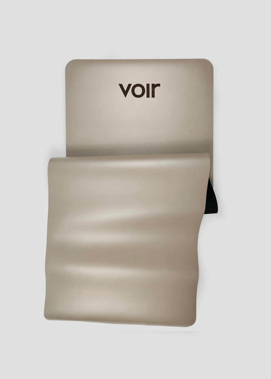 Mat, essential, beige, cafe, yoga, pilates, premium, PU, antideslizante, caucho natural, amortiguación, eco-friendly, duradero, VOIR, esterilla, práctica, cómodo, profesional, libre de químicos, REACH, ROHS, antimicrobiano.