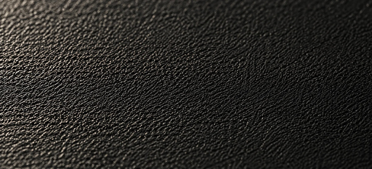 Macro de una superficie de caucho negro mate con microtextura
